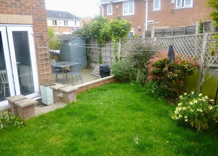 Manchester 2 Bedroom House With Garden