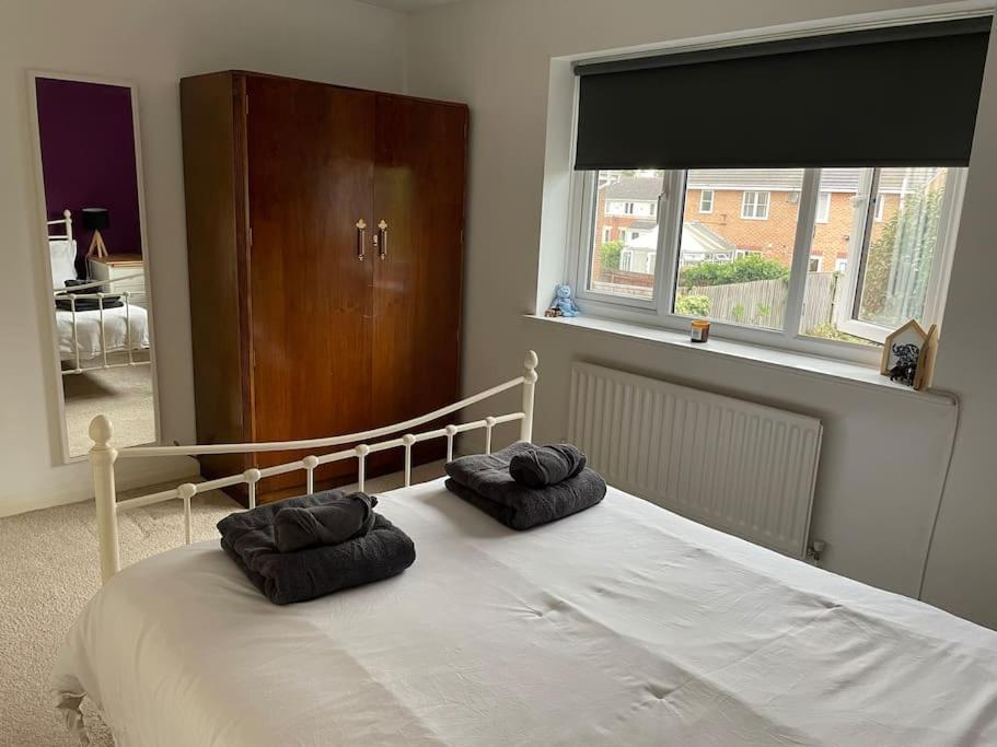 2 Bedroom House With Garden * Manchester