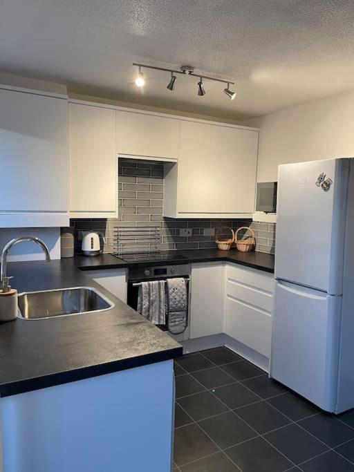 2 Bedroom House With Garden * Manchester