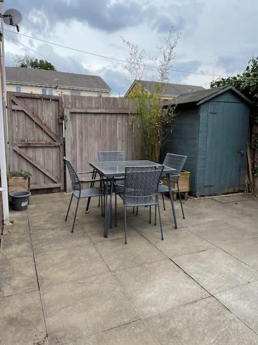 2 Bedroom House With Garden Holiday home Manchester